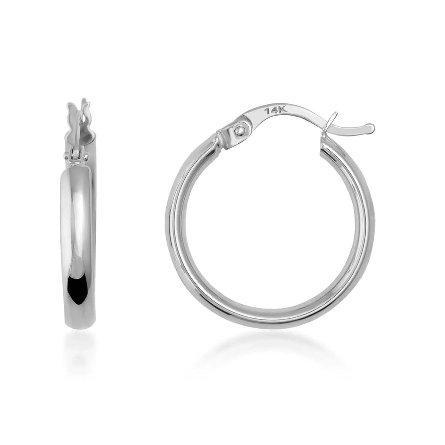 Pendientes de aro clásicos pequeños en oro blanco de 14 quilates, vista lateral y frontal sobre fondo blanco