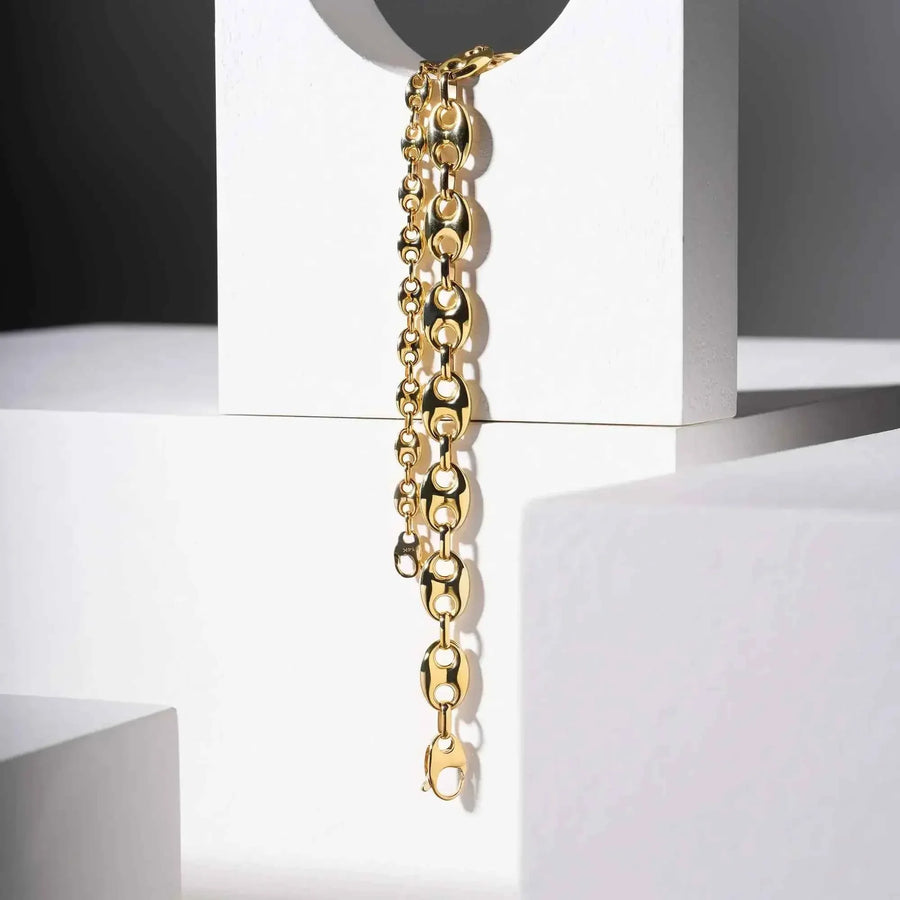 Vista laterale dei bracciali a maglia marina in oro giallo 14kt adagiati su un espositore