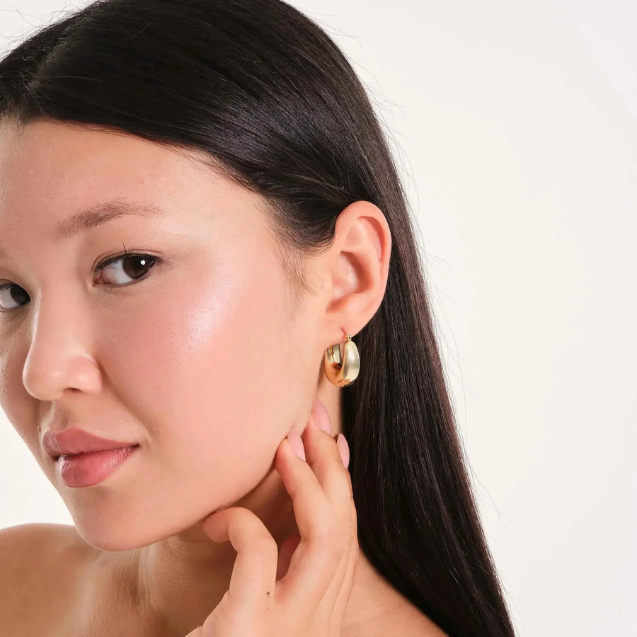 Tropfen-Creole aus 585er Gelbgold am Model, Gesicht im Dreiviertelprofil