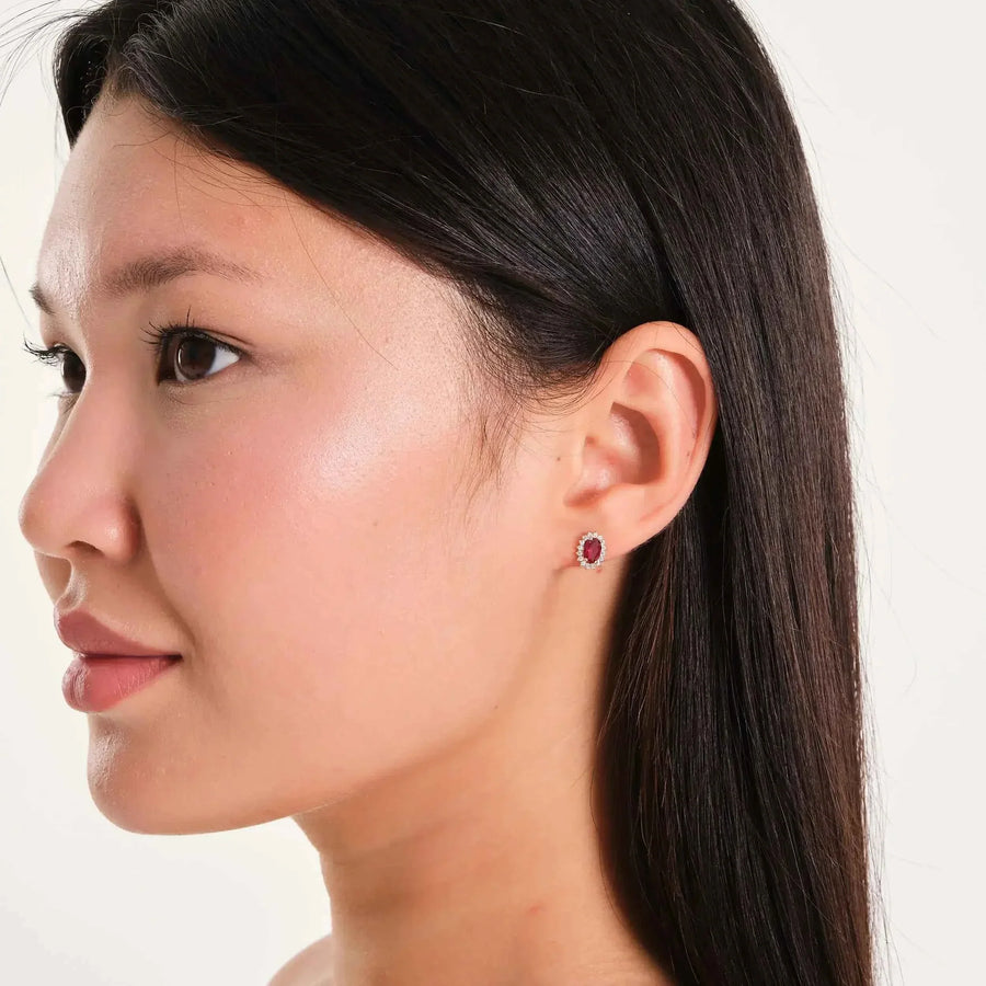 Puce d'oreille halo rubis de synthèse en or 14 carats sur mannequin, visage de trois quarts