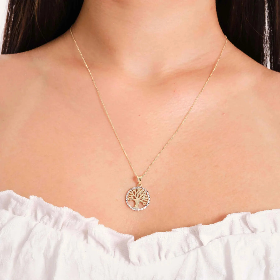 Collier pendentif arbre de vie bicolore en or 14 carats porté par un mannequin, vue de face du décolleté