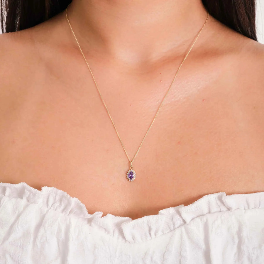 Collana con ciondolo halo in oro giallo 14kt con ametista creata in laboratorio indossata da una modella con top bianco a spalle scoperte