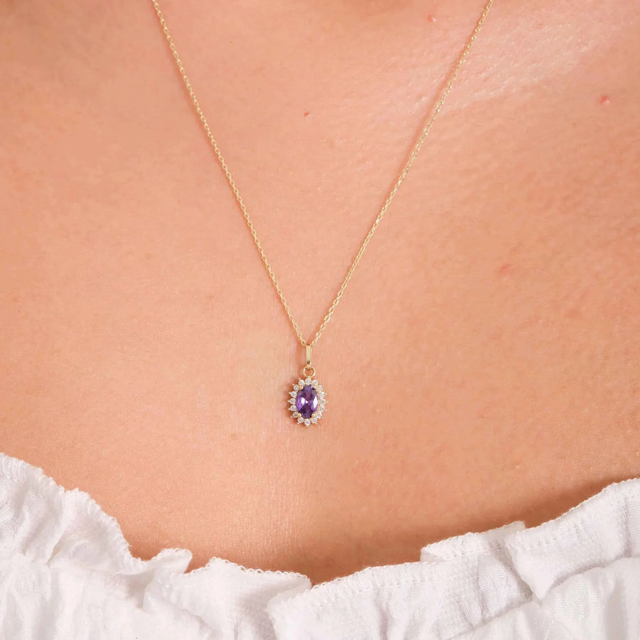 Primo piano della collana con ciondolo halo in oro giallo 14kt con ametista creata in laboratorio indossata al collo