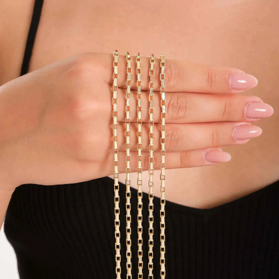 Flache Paperclip-Ketten aus 585er Gelbgold über die Hand gelegt