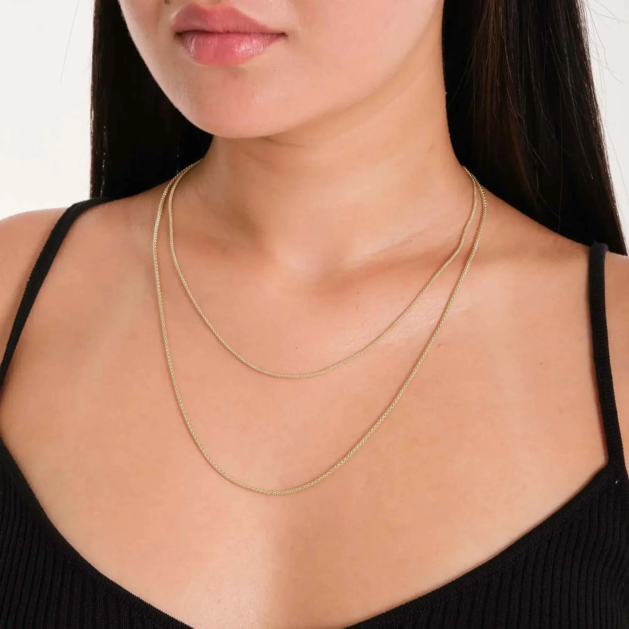 Popcornketten aus 585er Gelbgold im Layering-Look am Model mit schwarzem Top