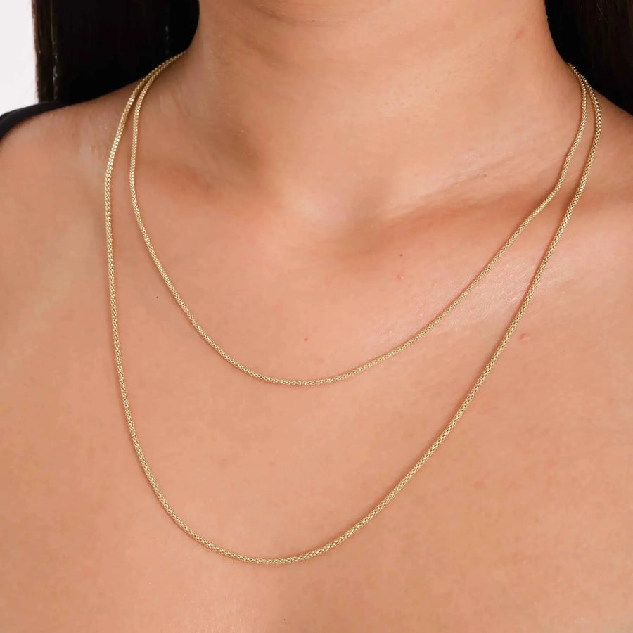Nahaufnahme: Popcornketten aus 585er Gelbgold im Layering-Look am Hals