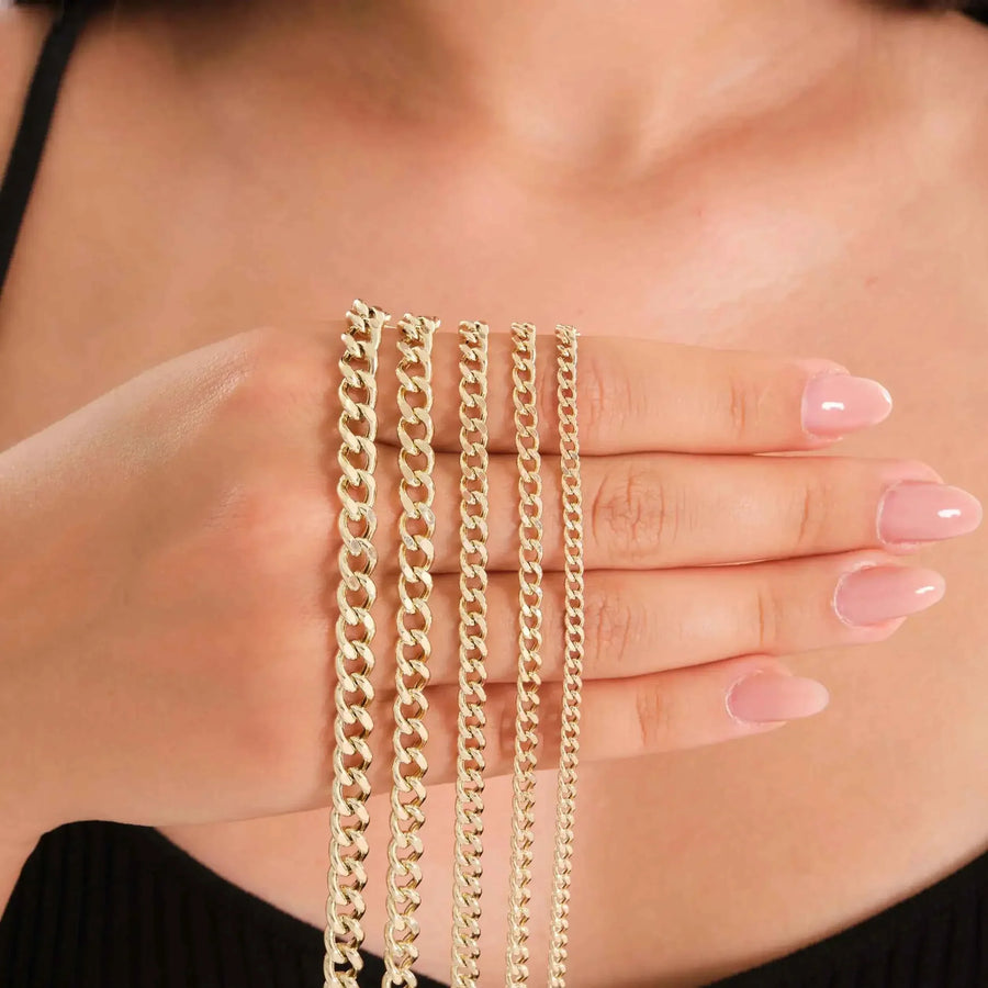 Cadenas cubanas Miami en oro amarillo de 14 quilates en varios anchos sobre la mano