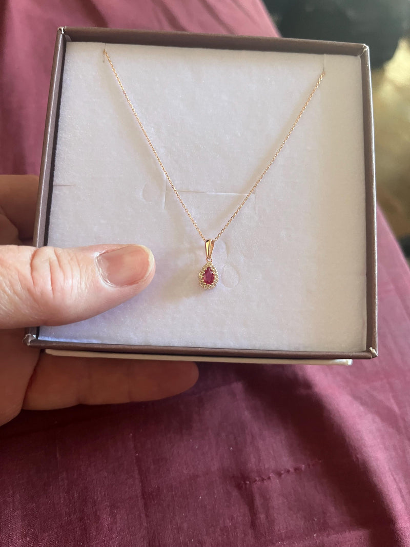 Photo client : Collier rubis poire de synthèse en or 14 carats