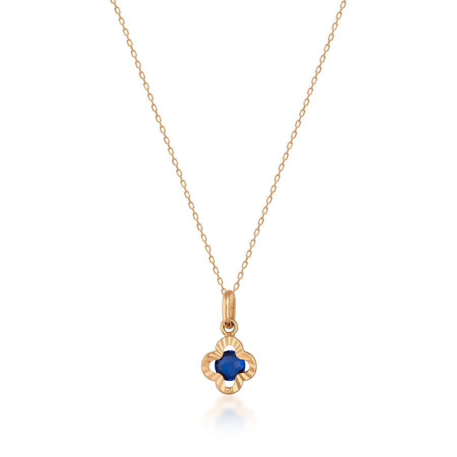 Collana con charm quadrifoglio in oro rosa 14kt con zaffiro blu creato in laboratorio, vista frontale su sfondo bianco