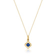 Collana con charm quadrifoglio in oro giallo 14kt con zaffiro blu creato in laboratorio su catena forzatina, vista frontale su sfondo bianco
