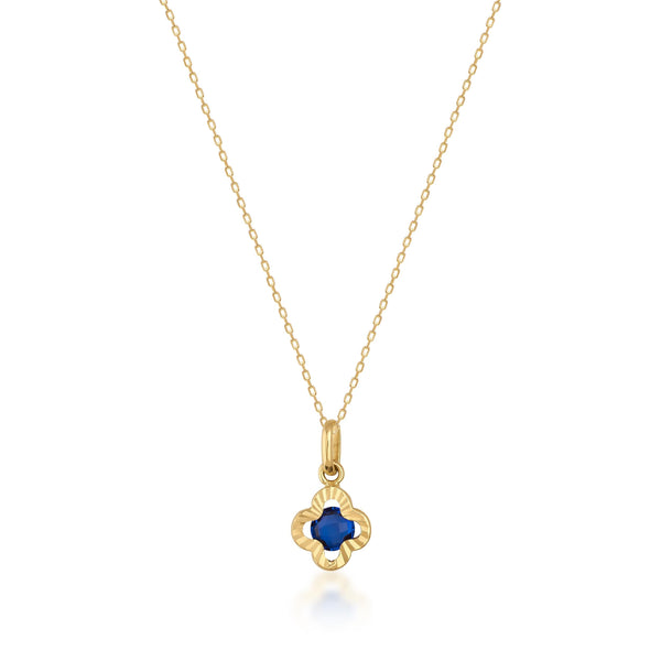 Collier à breloque trèfle saphir bleu de synthèse en or jaune 14 carats sur chaîne maille forçat, vue de face sur fond blanc