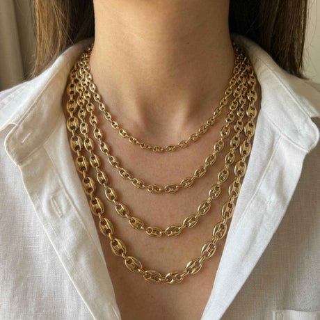 Colliers chaîne maille marine en or jaune 14 carats superposés, portés par un mannequin en chemise blanche