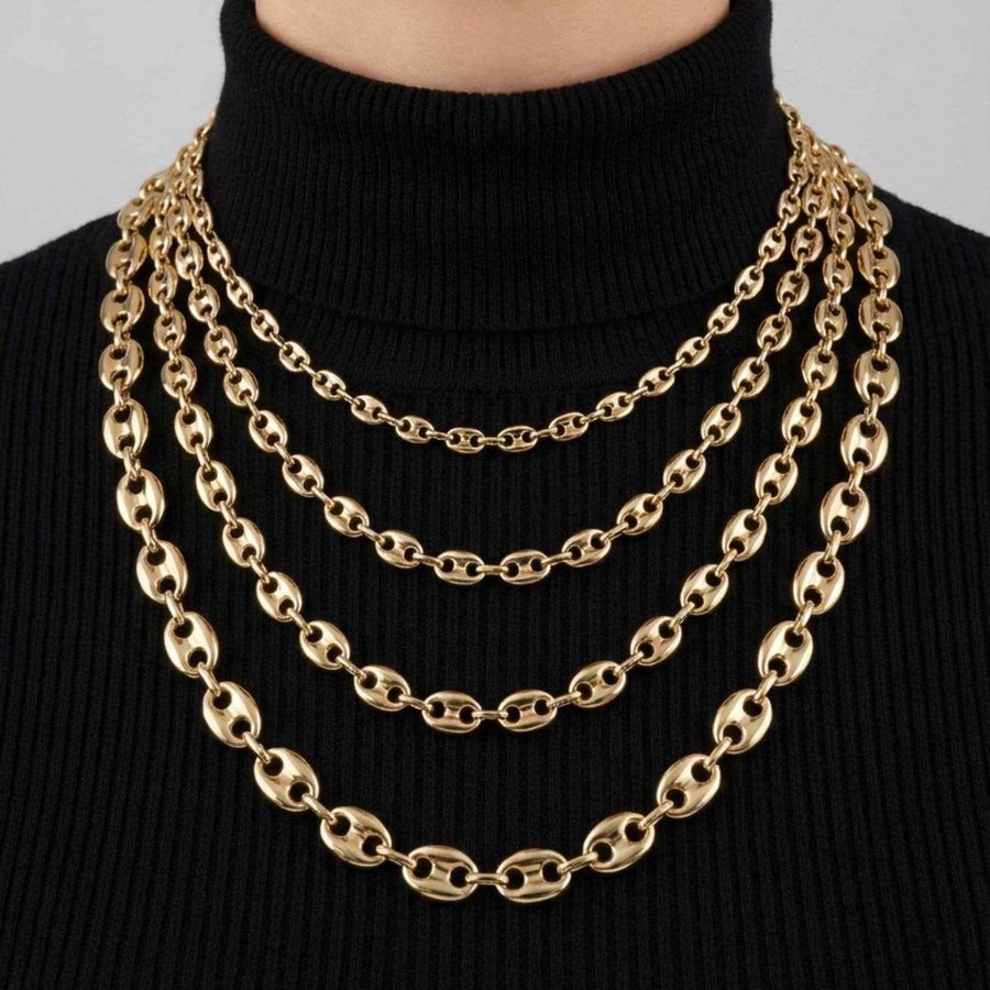 Collane a maglia marina in oro giallo 14kt in quattro larghezze, a strati su un dolcevita nero