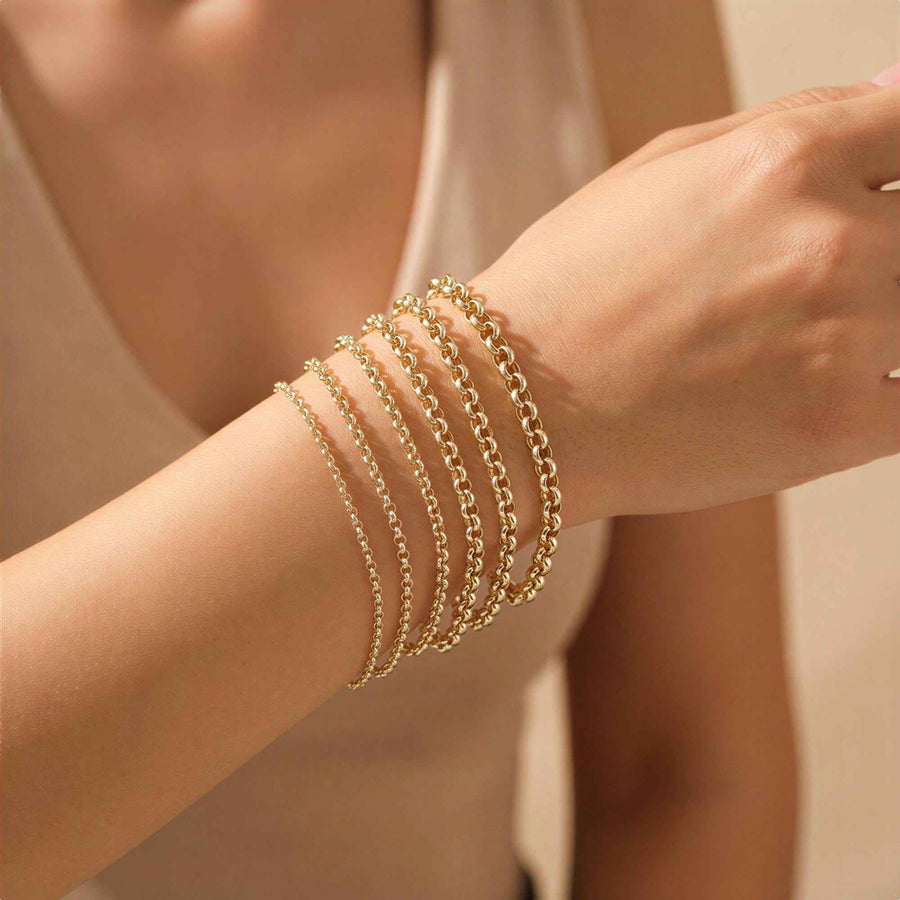 Bracelets maille rolo en or jaune 14 carats superposés, portés au poignet d'une femme