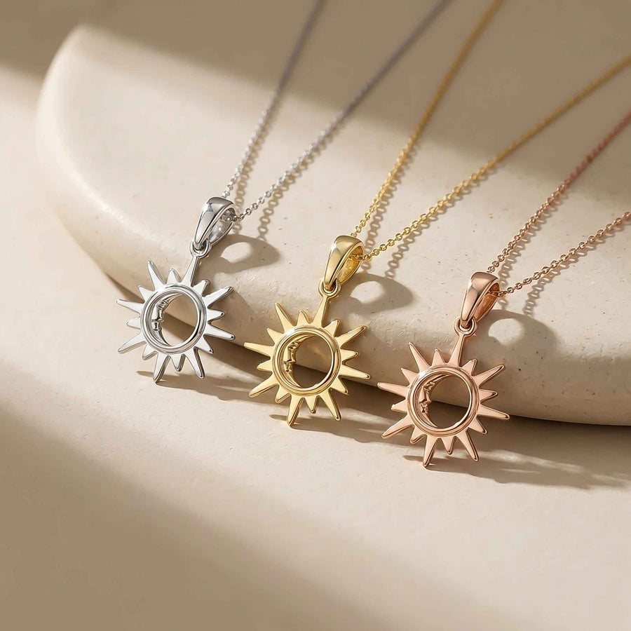 Collane con ciondolo sole e luna in oro giallo, bianco e rosa 14kt sul bordo di una pietra