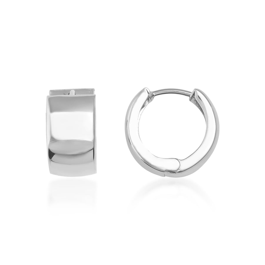 Orecchini huggie spessi in oro bianco 14kt visti di lato e di fronte su sfondo bianco