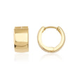 Orecchini huggie spessi in oro giallo 14kt visti di lato e di fronte su sfondo bianco