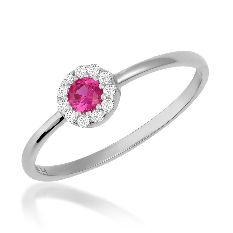 Bague fine halo rubis en or blanc 14 carats avec rubis de synthèse, vue en biais sur fond blanc
