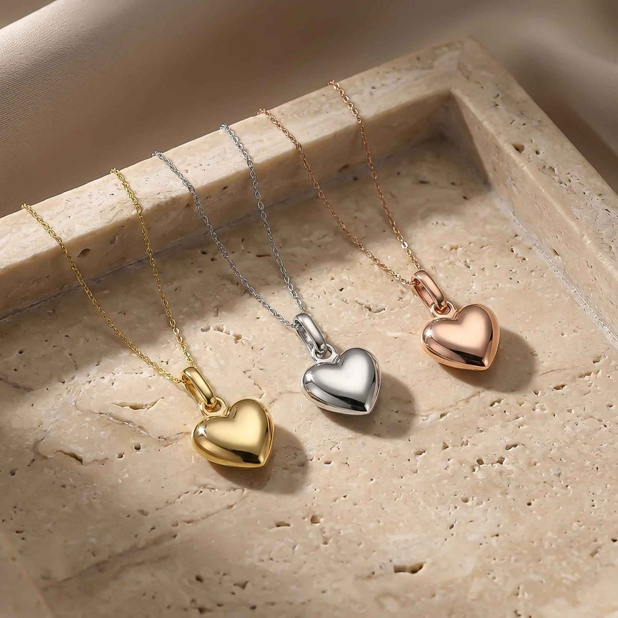 Colliers cœur bombé 3D en or jaune, blanc et rose 14 carats sur un plateau en travertin