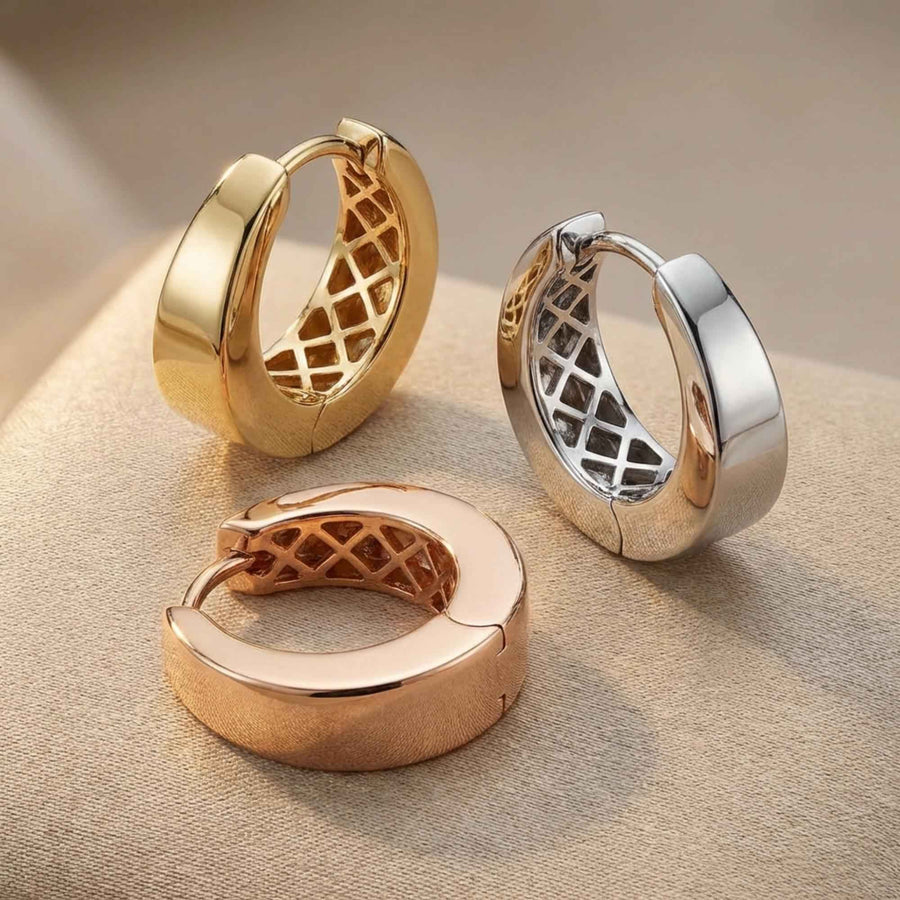 Pendientes de aro gruesos con bisagra en oro amarillo, blanco y rosa de 14 quilates que muestran el interior en celosía