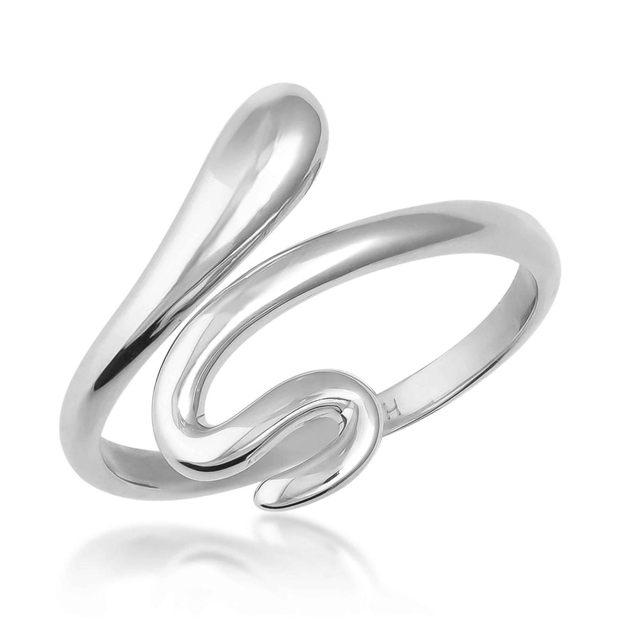 Anillo abierto de serpiente envolvente en oro blanco de 14 quilates, vista en ángulo sobre fondo blanco