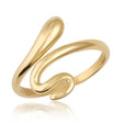 Anillo abierto de serpiente envolvente en oro amarillo de 14 quilates, vista en ángulo sobre fondo blanco