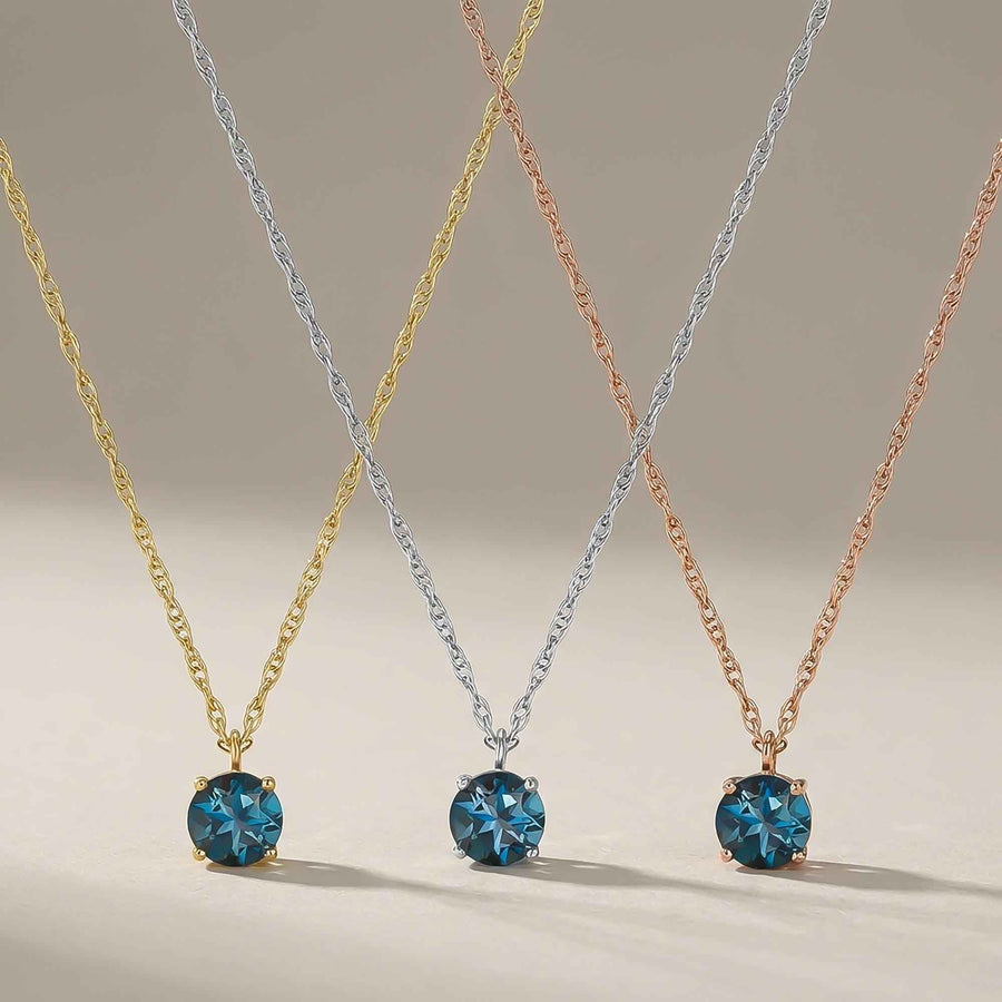 London-Blue-Topas-Solitärhalsketten aus 585er Gelb-, Weiß- und Roségold nebeneinander hängend