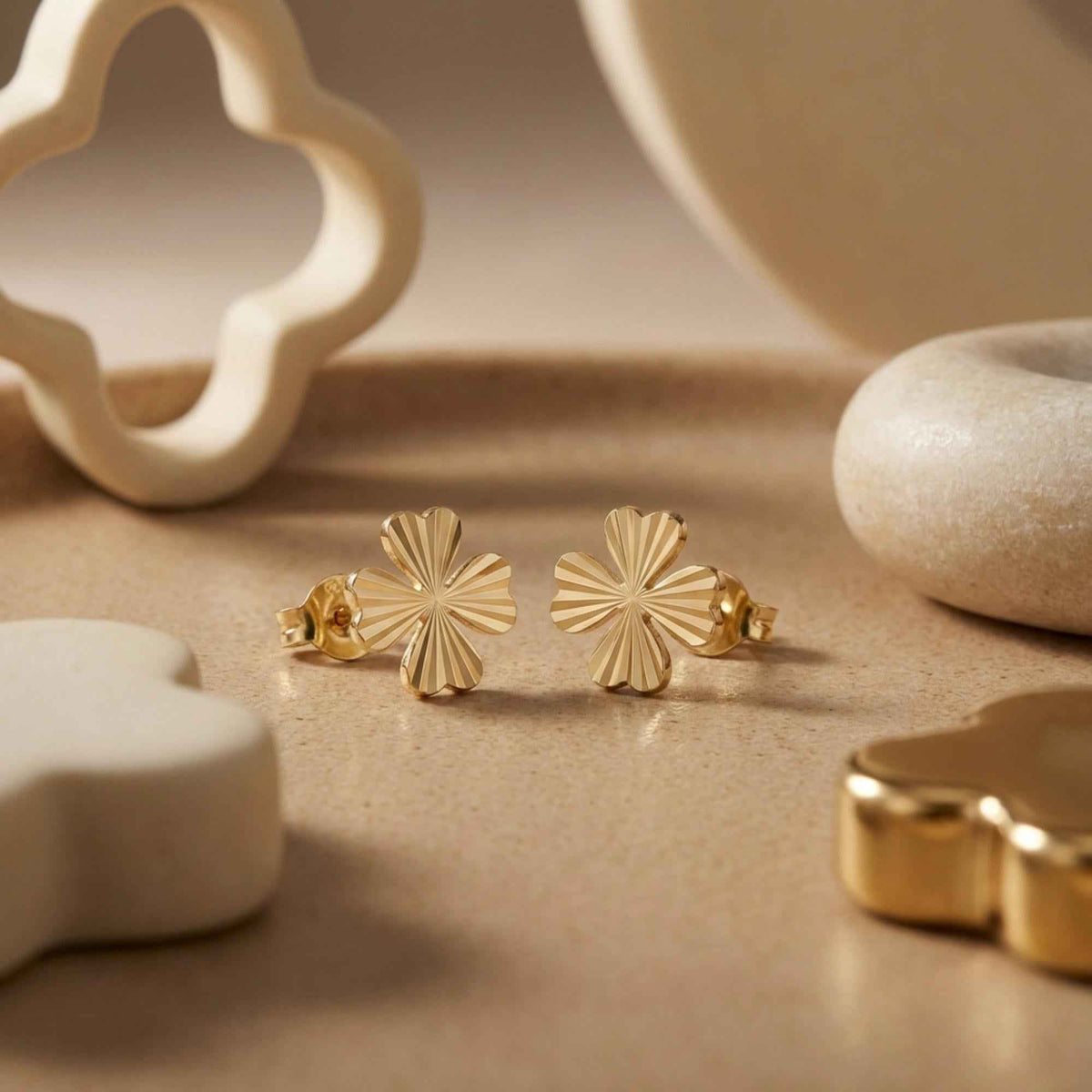 Pendientes de botón de trébol en oro amarillo de 14 quilates entre piezas de cerámica en forma de trébol