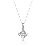 Collier fleur de trèfle en or blanc 14 carats avec oxydes de zirconium sur fond blanc