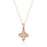 Collier fleur de trèfle en or rose 14 carats avec oxydes de zirconium sur fond blanc
