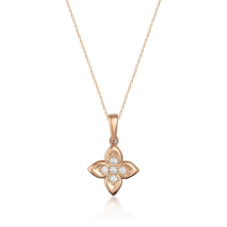 Collier fleur de trèfle en or rose 14 carats avec oxydes de zirconium sur fond blanc