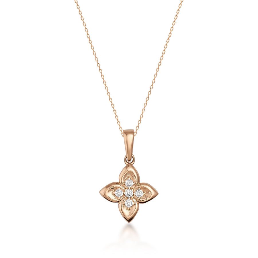 Collier fleur de trèfle en or rose 14 carats avec oxydes de zirconium sur fond blanc