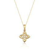 Collier fleur de trèfle en or jaune 14 carats avec oxydes de zirconium sur fond blanc