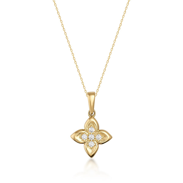Collier fleur de trèfle en or jaune 14 carats avec oxydes de zirconium sur fond blanc