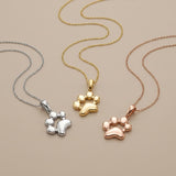 Colliers empreinte de patte en or blanc, jaune et rose 14 carats sur fond beige