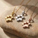 Colliers empreinte de patte en or jaune, blanc et rose 14 carats sur une pierre