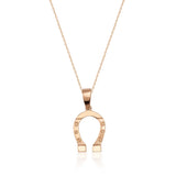 Collier fer à cheval en or rose 14 carats sur fond blanc