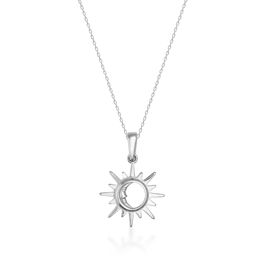 Collana con ciondolo sole e luna in oro bianco 14kt su sfondo bianco