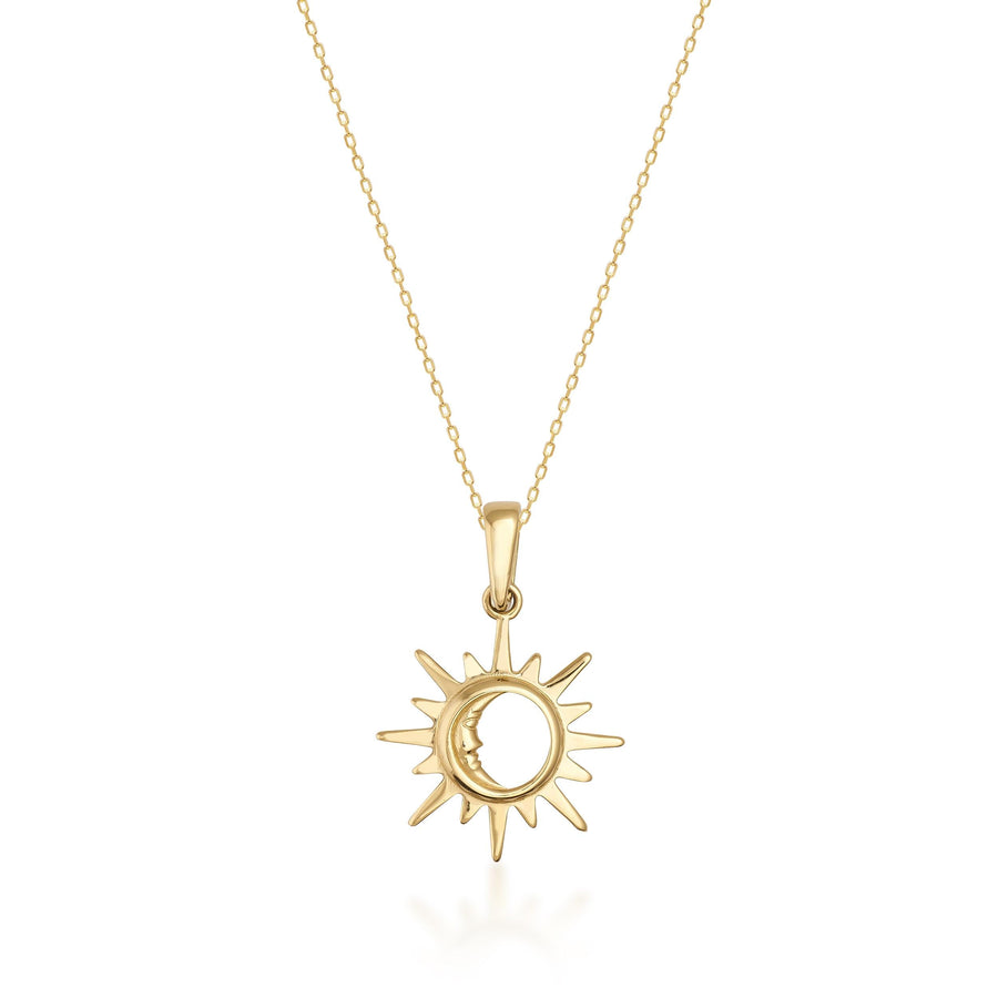 Collana con ciondolo sole e luna in oro giallo 14kt su sfondo bianco
