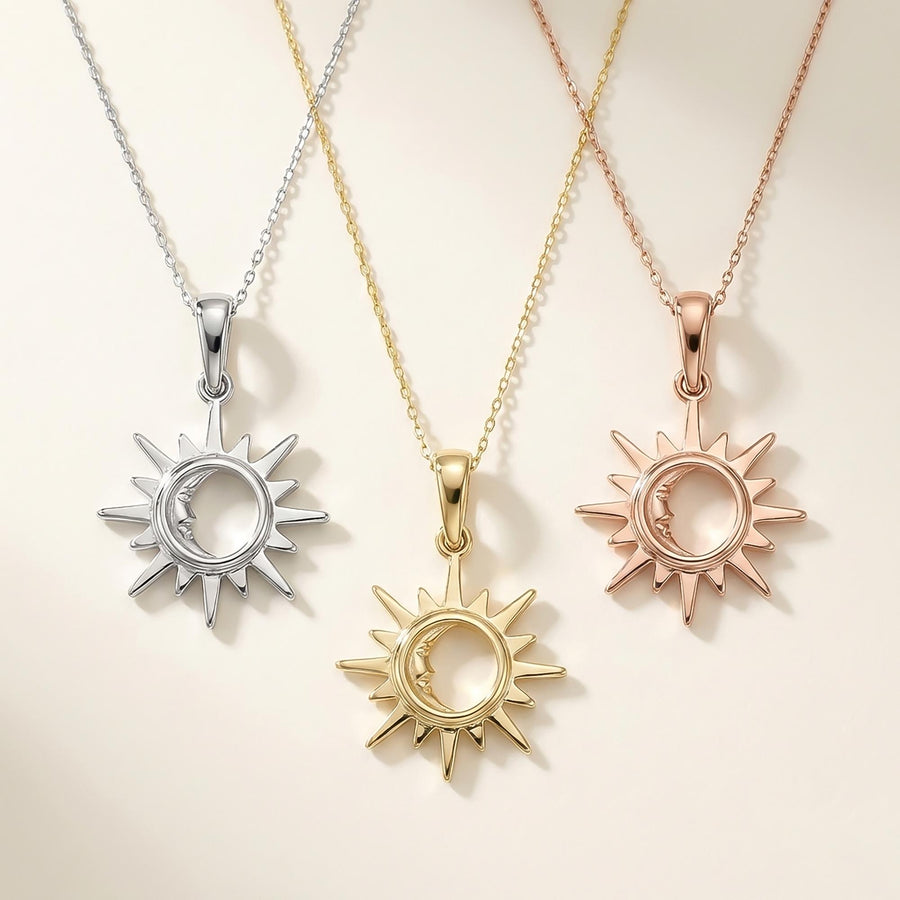 Tre collane con ciondolo sole e luna in oro giallo, bianco e rosa 14kt appese una accanto all'altra