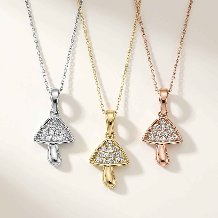 Collane con ciondolo fungo in oro bianco, giallo e rosa 14kt su sfondo crema