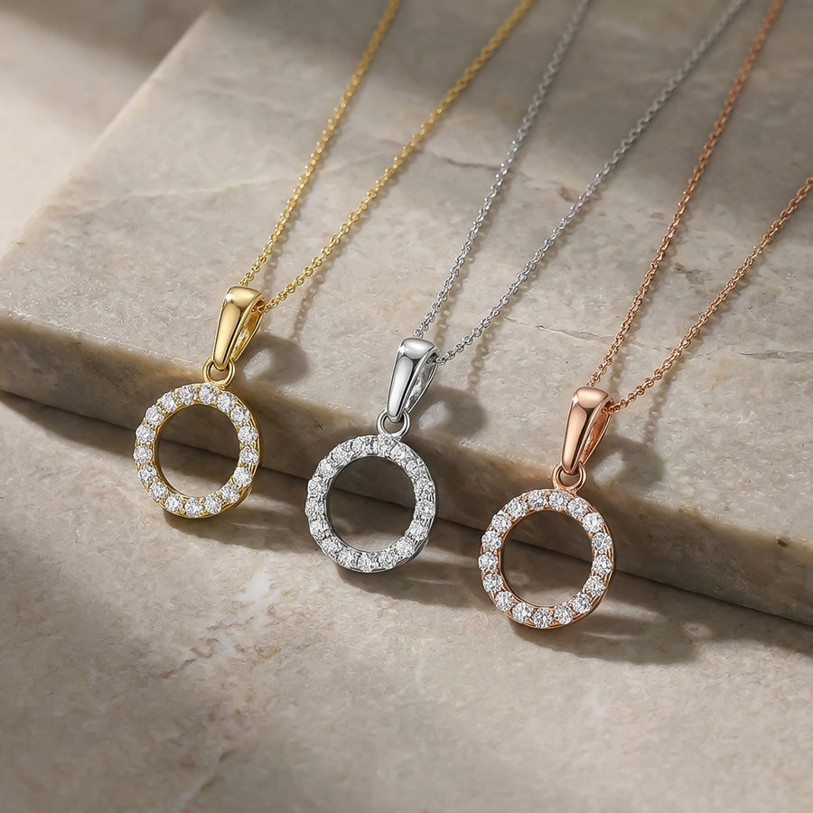 Tres collares con colgante círculo halo con circonitas en oro amarillo, blanco y rosa de 14 quilates colgados uno junto a otro