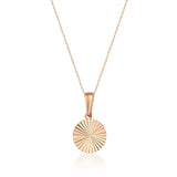 Collar de disco sol radiante diamantado en oro rosa de 14 quilates sobre fondo blanco