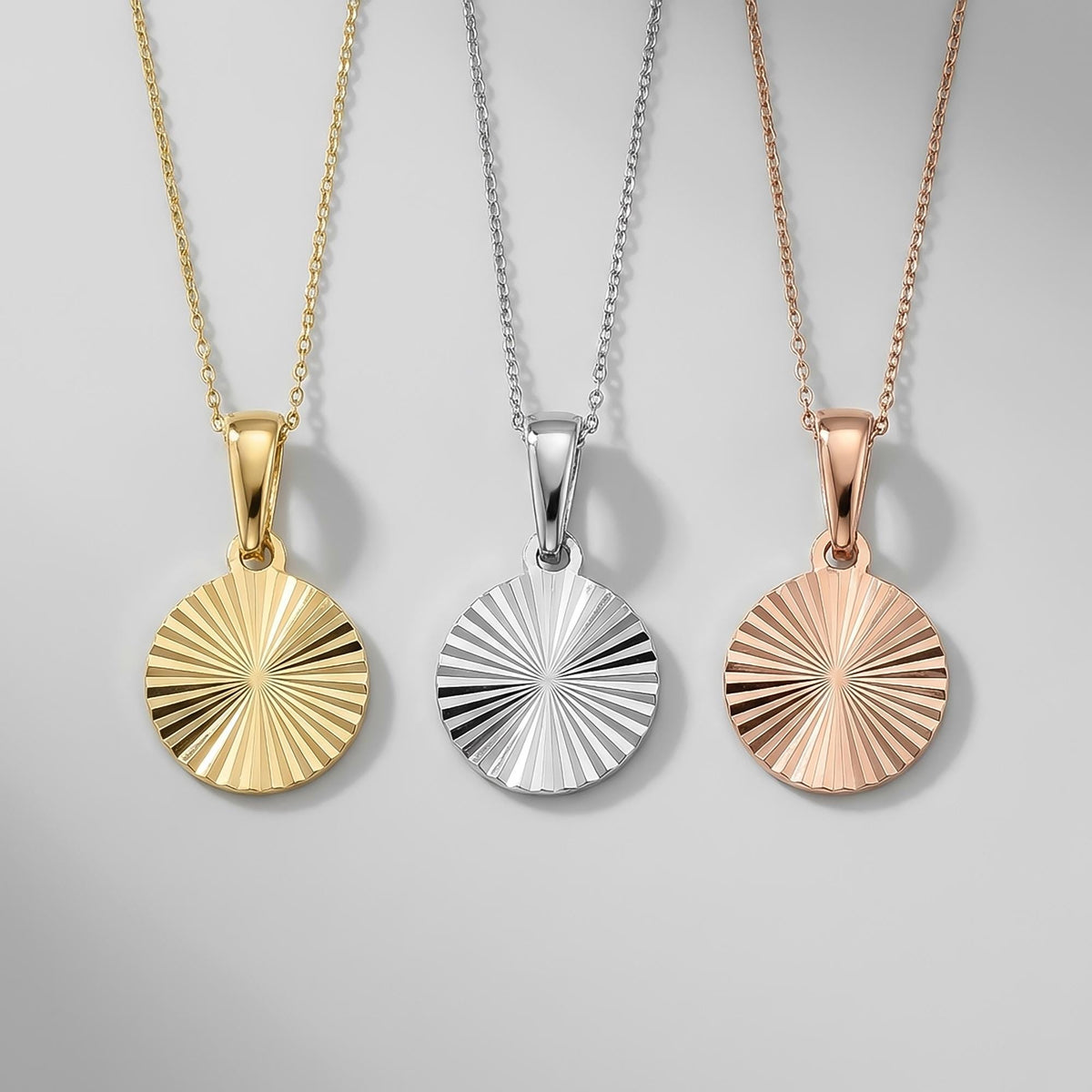 Discos de sol radiante diamantados en oro amarillo, blanco y rosa de 14 quilates, uno junto a otro