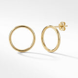 Paire de puces d'oreilles cercle en or jaune 14 carats sur fond gris doux