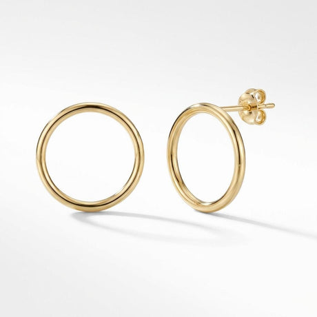 Paire de puces d'oreilles cercle en or jaune 14 carats sur fond gris doux