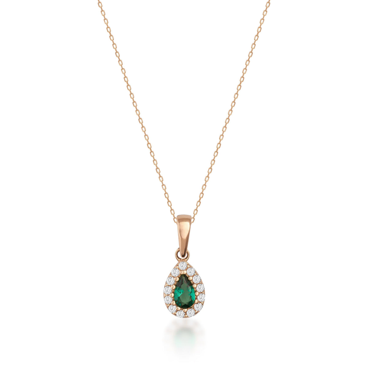 Collana halo in oro rosa 14kt con smeraldo taglio pera creato in laboratorio su sfondo bianco