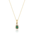 Collana halo in oro giallo 14kt con smeraldo taglio pera creato in laboratorio su sfondo bianco