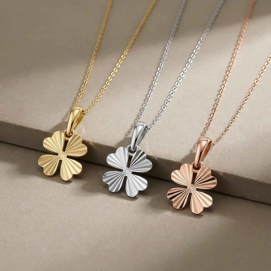 Colliers trèfle à quatre feuilles taille diamant en or jaune, blanc et rose 14 carats côte à côte, vue rapprochée