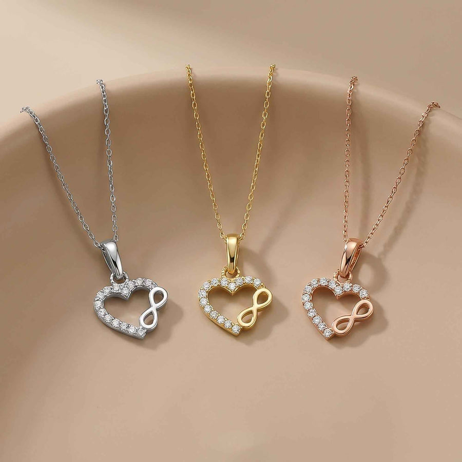 Infinity-Herz-Halsketten aus 585er Weiß-, Gelb- und Roségold in einer beigen Schale